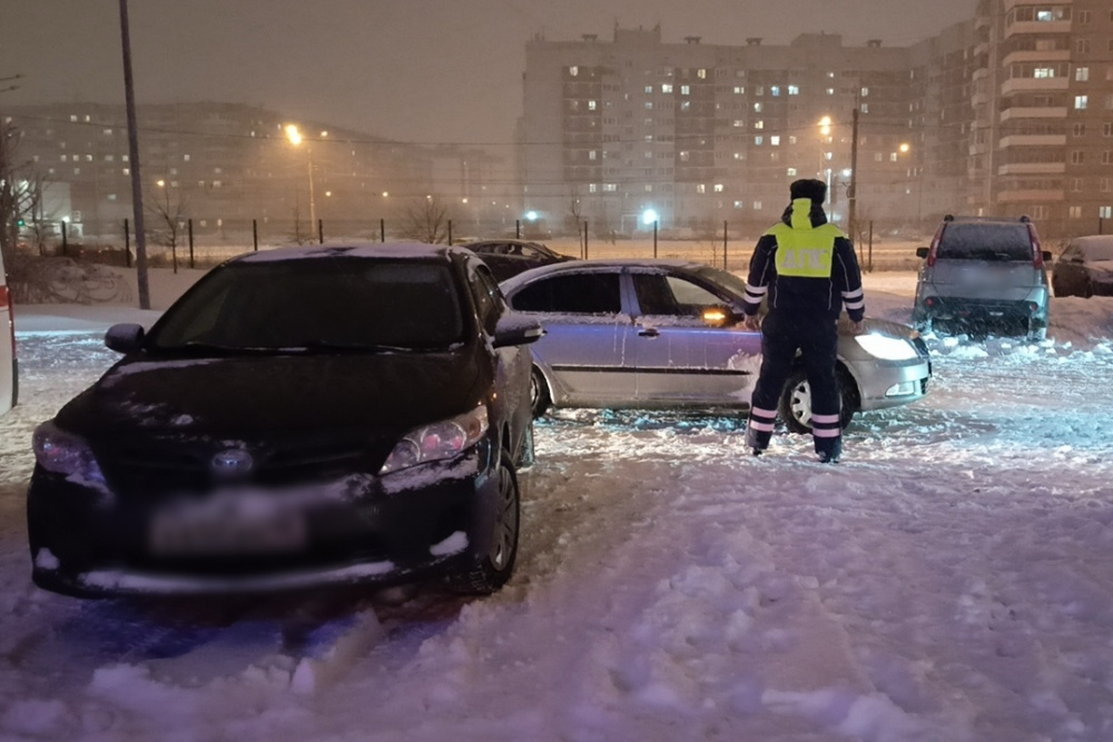 В Нижнем Тагиле водитель автомобиля допустил наезд на 9-летнего мальчика | На Урале в результате ДТП пострадал 9-летний ребенок