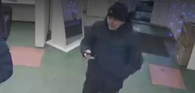 В Нижнем Тагиле неизвестный украл игровое кресло из ПВЗ Wildberries | В Нижнем Тагиле разыскивают мужчину, укравшего кресло из пункта выдачи