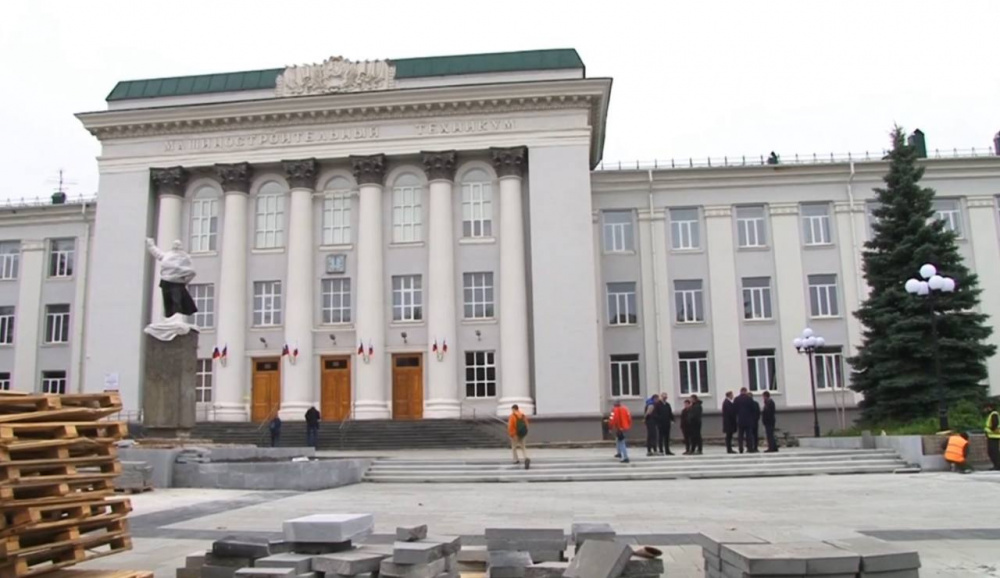 В Нижнем Тагиле почти закончили благоустройство площади перед Машиностроительным техникумом | На Урале благоустраивают города в рамках национального проекта