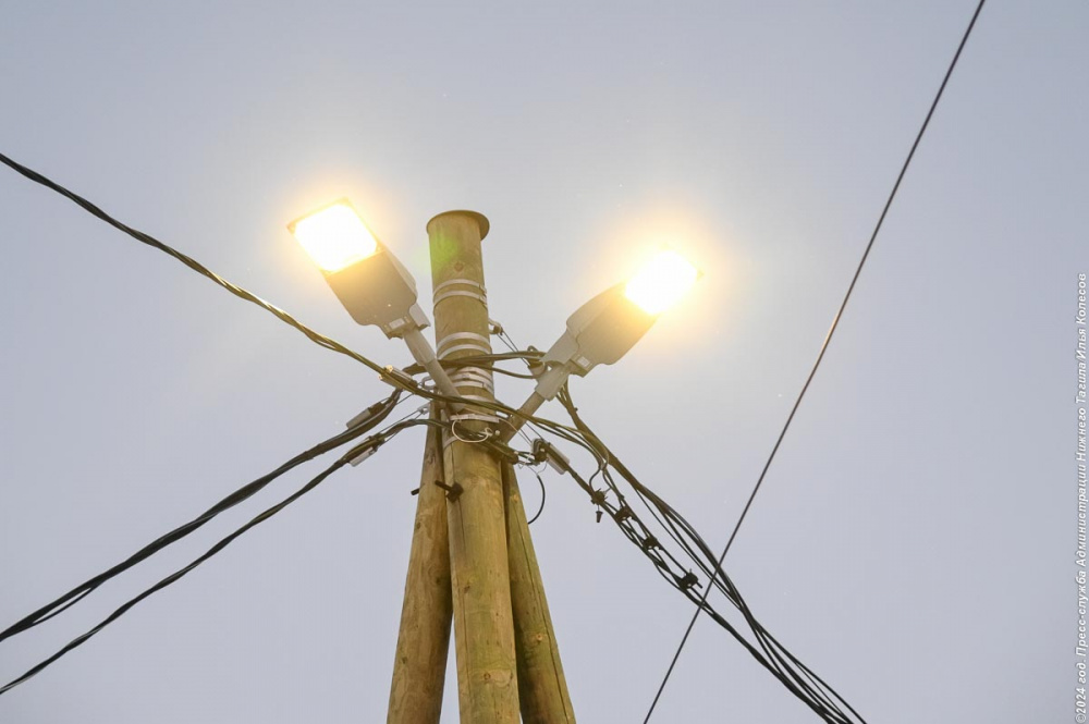 В поселке Нижнего Тагила завершились работы по подключению наружного освещения | На Урале более 23 миллионов рублей выделили на благоустройство поселка