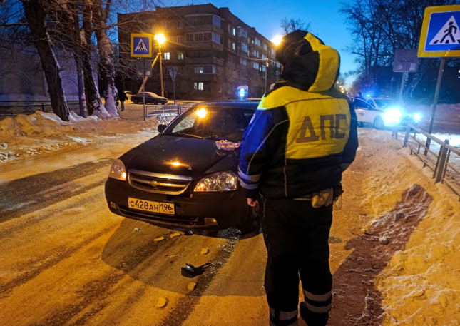Водитель Chevrolet сбил женщину на пешеходном переходе в Нижнем Тагиле | На скользкой дороге в Нижнем Тагиле водитель не справился с торможением и сбил женщину на «зебре»