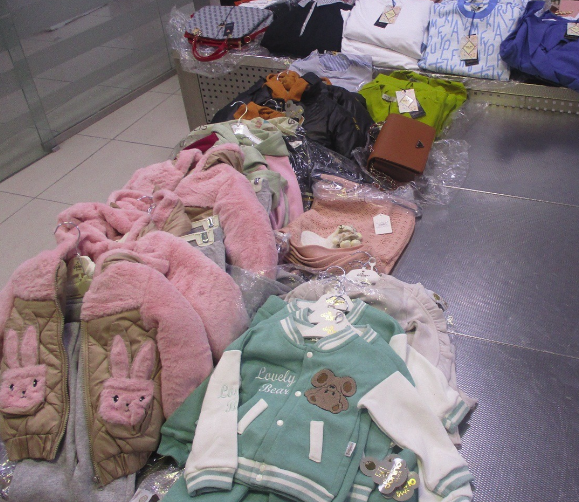 Кольцовские таможенники изъяли 40 кг вещей премиальных брендов