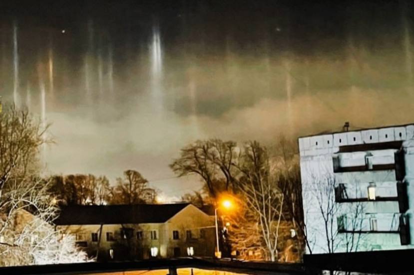 Тагильчане заметили необычное явление в ночном небе – световые столбы  | На Урале в небе появились световые столбы