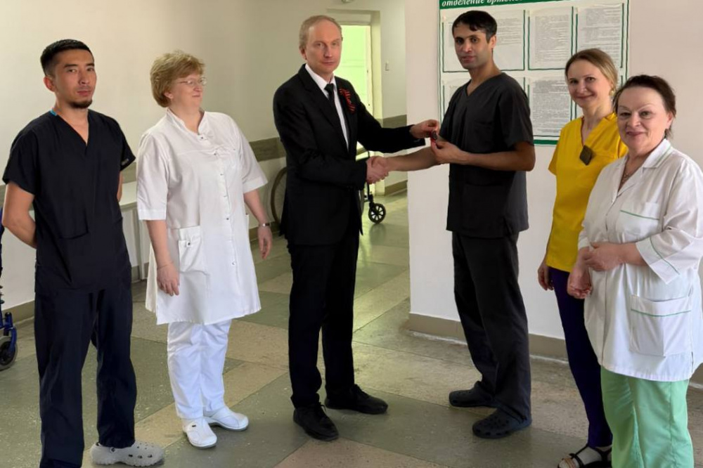 Тагильскому врачу, помогавшему людям после обрушения дома в Нижнем Тагиле, вручили ключи от квартиры | На Урале врач, помогавший пострадавшим после обрушения жилого дома, получил новое жилье Тагильскому врачу, помогавшему людям после обрушения дома в Нижнем Тагиле, вручили ключи от квартиры | На Урале врач, помогавший пострадавшим после обрушения жилого дома, получил новое жилье