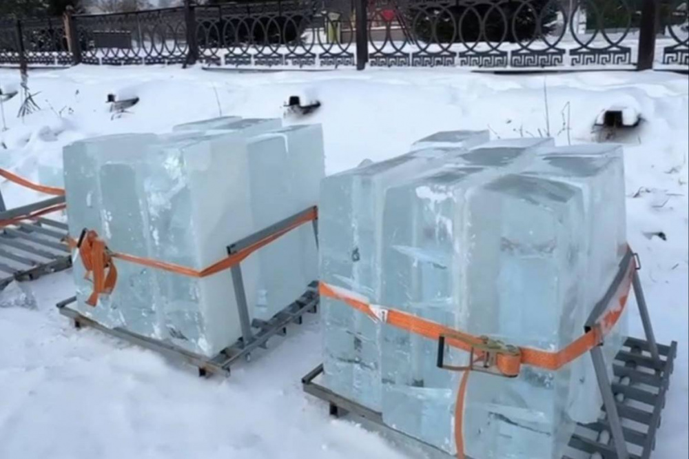 В Нижнем Тагиле продолжается строительство ледового городка | На Урале погода позволяет активно строить фигуры изо льда