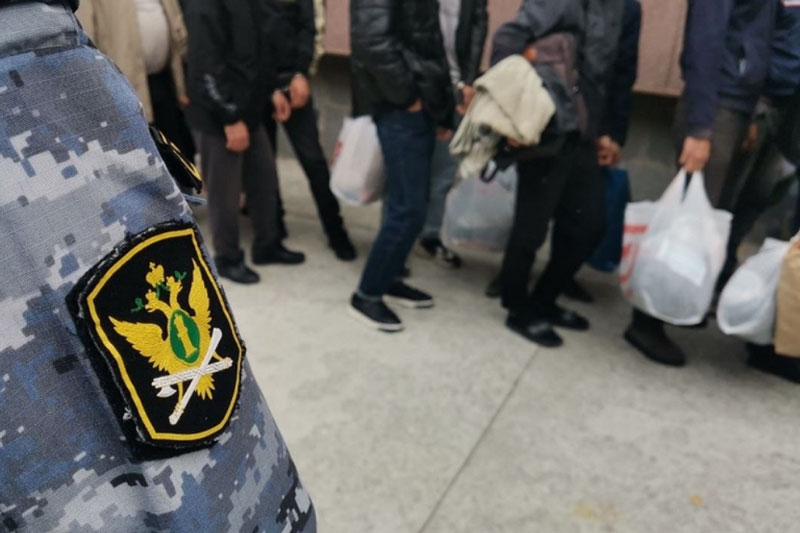 Рейд в аэропорту: в Екатеринбурге задержали не менее 10 новых граждан России, не вставших на воинский учёт | В Екатеринбурге задержали новых граждан, которые не встали на воинский учёт