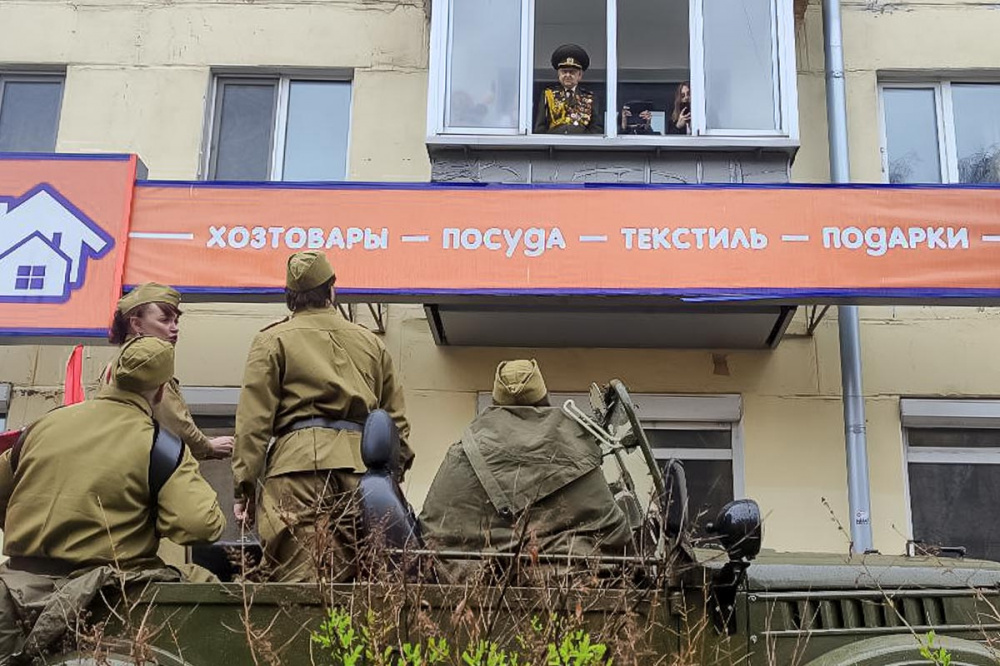 В Нижнем Тагиле под балконом у ветеранов, которые не смогли прибыть на парад, исполнили песни военных лет | На Урале творческие бригады приехали к ветеранам, которые не смогли прибыть на парад В Нижнем Тагиле под балконом у ветеранов, которые не смогли прибыть на парад, исполнили песни военных лет | На Урале творческие бригады приехали к ветеранам, которые не смогли прибыть на парад