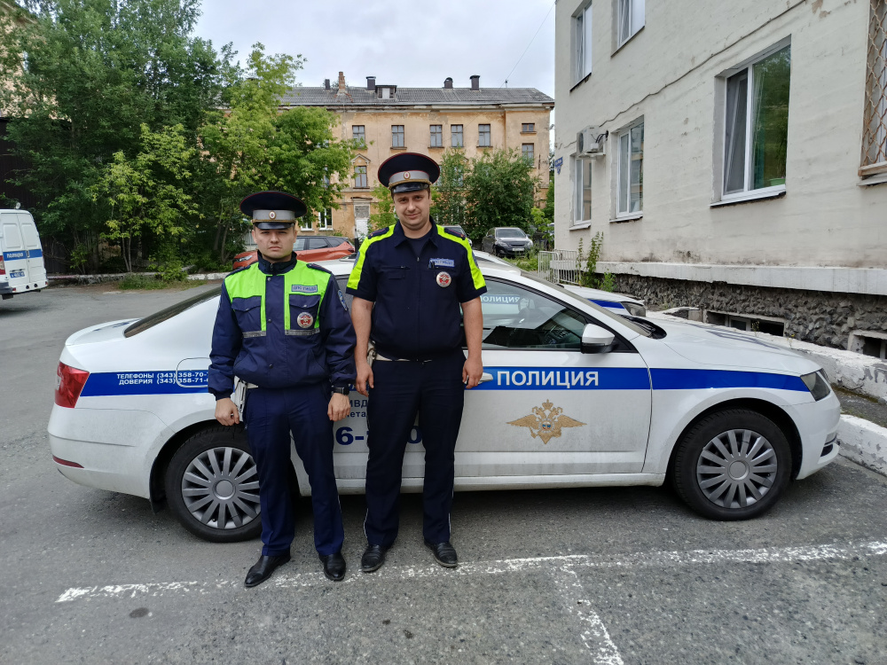 В Нижнем Тагиле инспекторы ДПС помогли довезти беременную женщину до больницы | Сотрудники нижнетагильской Госавтоинспекции сопроводили роженицу до больницы