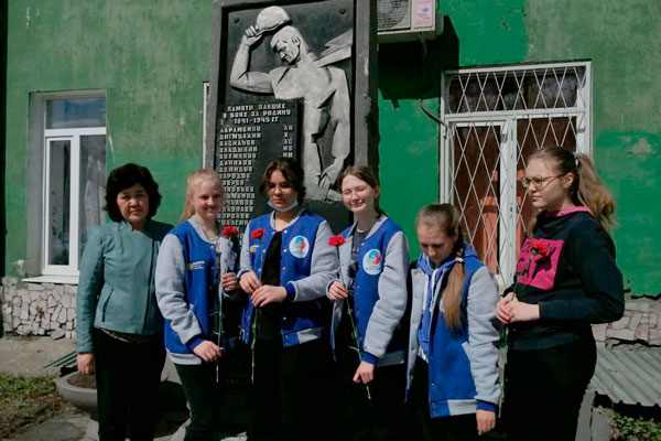 В Нижнем Тагиле волонтеры школы № 44 организовали уборку территории у обелиска