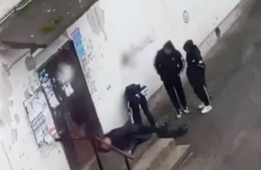 Жестокие подростки: в Нижнем Тагиле группа школьников воспользовалась беспомощным состоянием мужчины  | На Урале подростки оставили без помощи мужчину без сознания