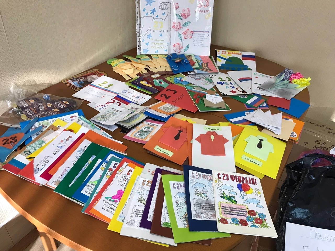 Школьники из Нижнего Тагила создали открытки для участников СВО