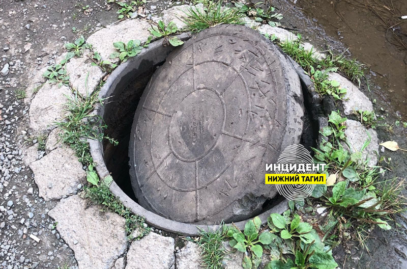 Чудо в Нижнем Тагиле: малыш чуть не провалился в открытый люк | В Нижнем Тагиле ребенок едва не упал в открытый люк на Гвардейской улице
