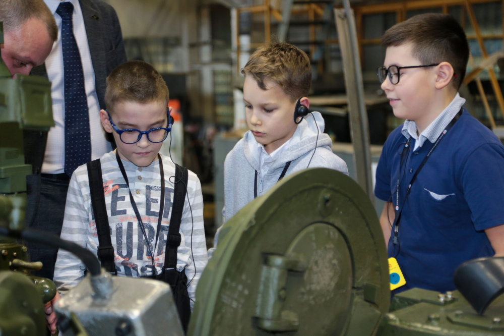 Тагильский завод исполнил мечту школьников из Воронежа | Уральский завод помог исполнить детские мечты