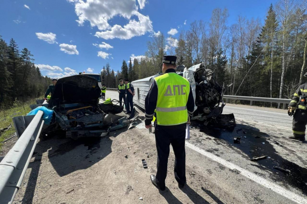 Легковушка столкнулась с пассажирским автобусом: в ДТП под Нижним Тагилом погибли двое человек | На Урале в смертельном ДТП столкнулись автомобиль и пассажирский автобус