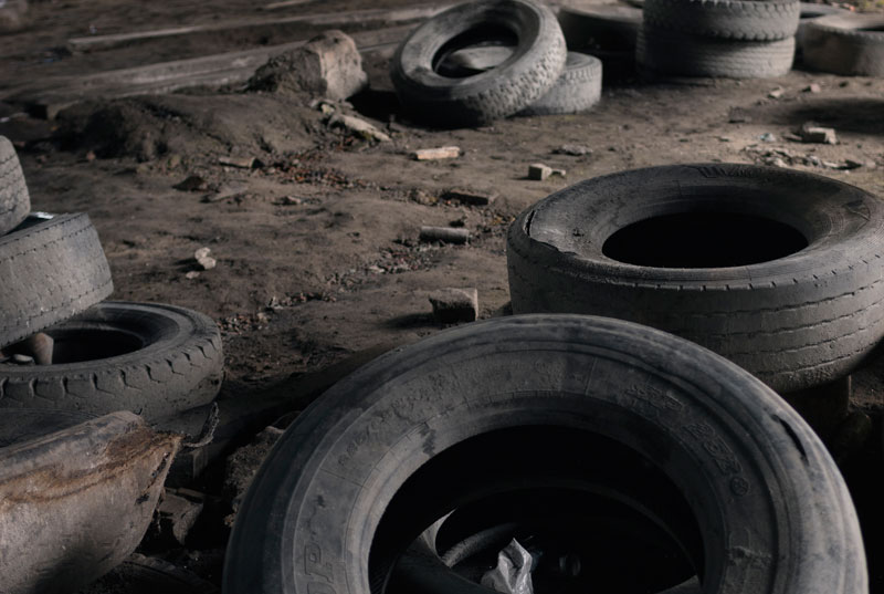 В Нижнем Тагиле убрали свалку покрышек и автодеталей у Сухоложского поселка | Жители Нижнего Тагила возмущены свалкой из покрышек: кто загадил поле у Сухоложского поселка