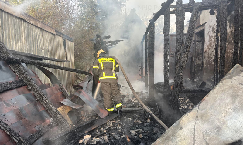 «Огонь охватил 100 квадратов»: подробности ЧП на Уральской улице в Нижнем Тагиле | В Нижнем Тагиле пожар уничтожил здание и задел частную баню