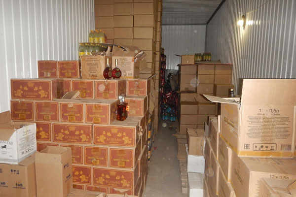 В Свердловской области возбуждено и расследуется уголовное дело по факту хранения с целью сбыта немаркированной алкогольной продукции