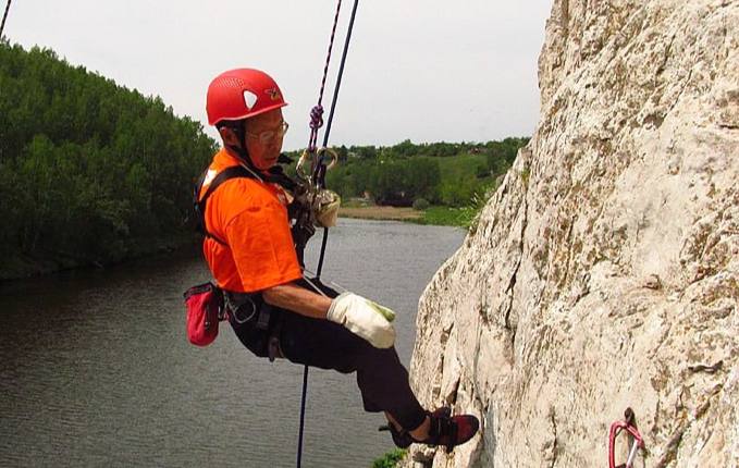 В Свердловской области погиб 78-летний скалолаз, сорвавшись с высоты | На Урале разбился 78-летний скалолаз, который прыгнул без страховки 