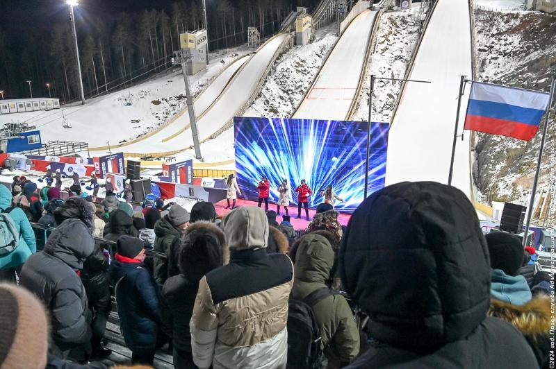 В Нижнем Тагиле прошло открытие Кубка соревнований по лыжному двоеборью | Международные соревнования по лыжному двоеборью стартовали в Нижнем Тагиле 