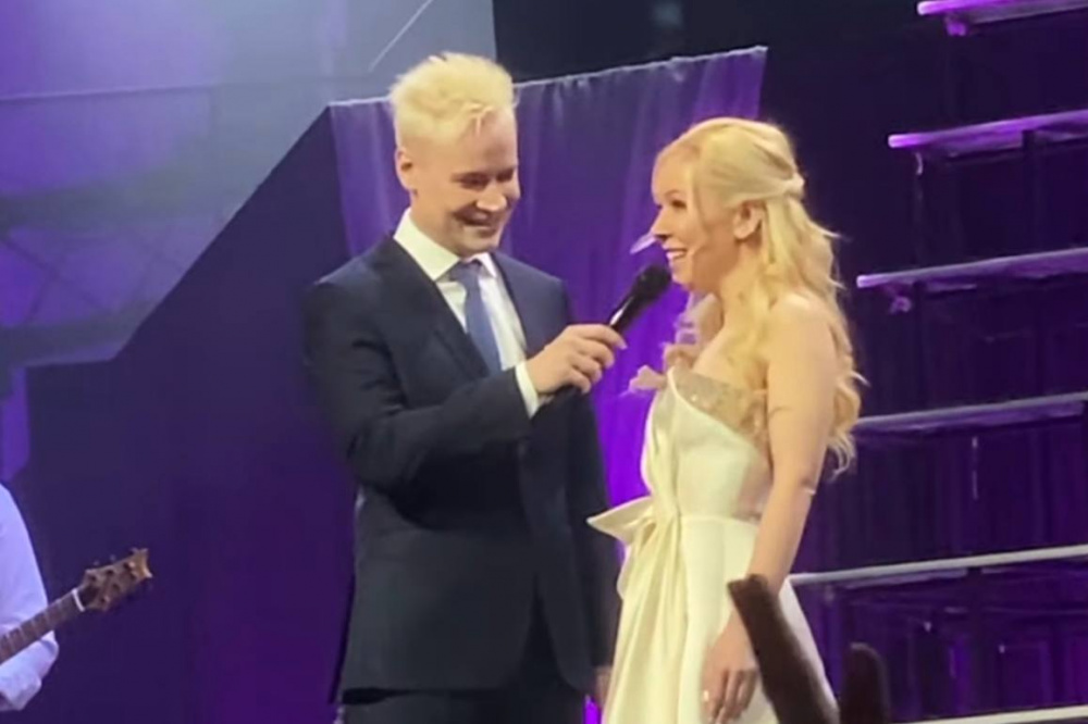 Российский певец SHAMAN и глава Лиги безопасного интернета Мизулина объявили о своих отношениях | SHAMAN и Екатерина Мизулина поцеловались на сцене и рассказали о своих отношениях Российский певец SHAMAN и глава Лиги безопасного интернета Мизулина объявили о своих отношениях | SHAMAN и Екатерина Мизулина поцеловались на сцене и рассказали о своих отношениях