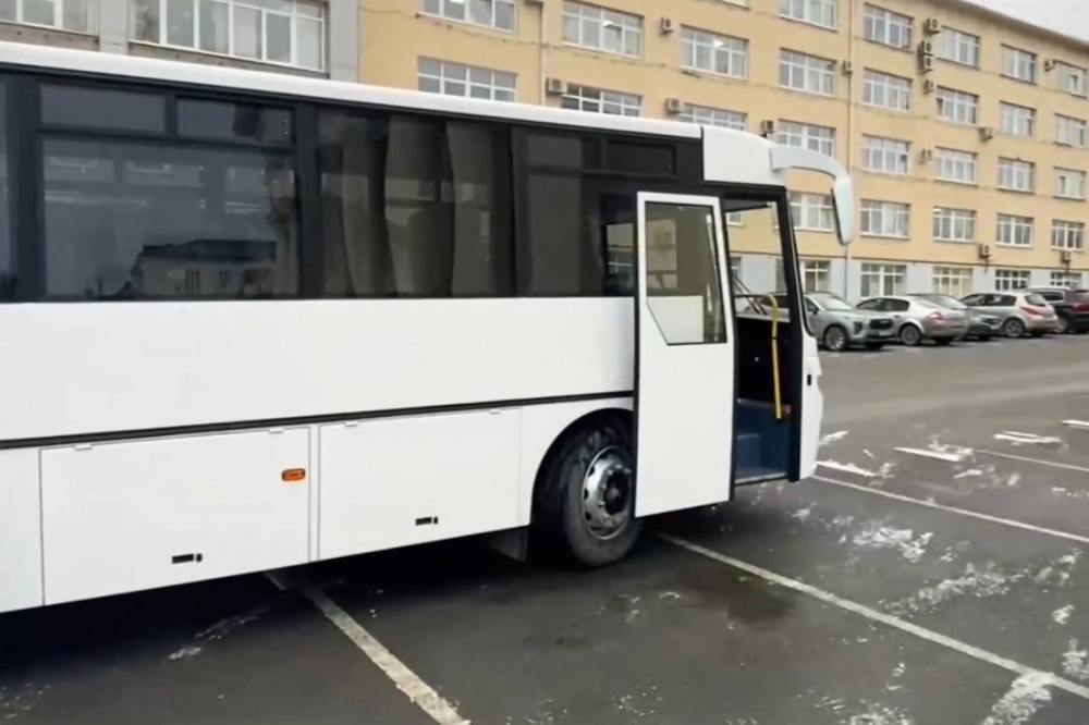 В Нижнем Тагиле прислушались к просьбе артистов купить новый автобус для театра | На Урале для драматического театра приобрели новый автобус В Нижнем Тагиле прислушались к просьбе артистов купить новый автобус для театра | На Урале для драматического театра приобрели новый автобус