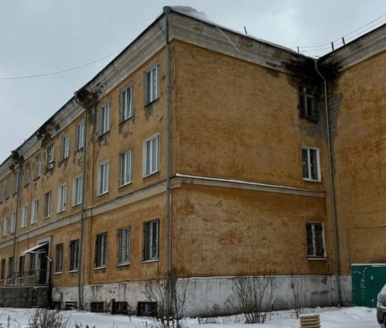 Состояние здания детского дома шокирует: трещины и граффити на стенах | Жители Нижнего Тагила жалуются на состояние корпуса Социально-реабилитационного центра для детей Состояние здания детского дома шокирует: трещины и граффити на стенах | Жители Нижнего Тагила жалуются на состояние корпуса Социально-реабилитационного центра для детей