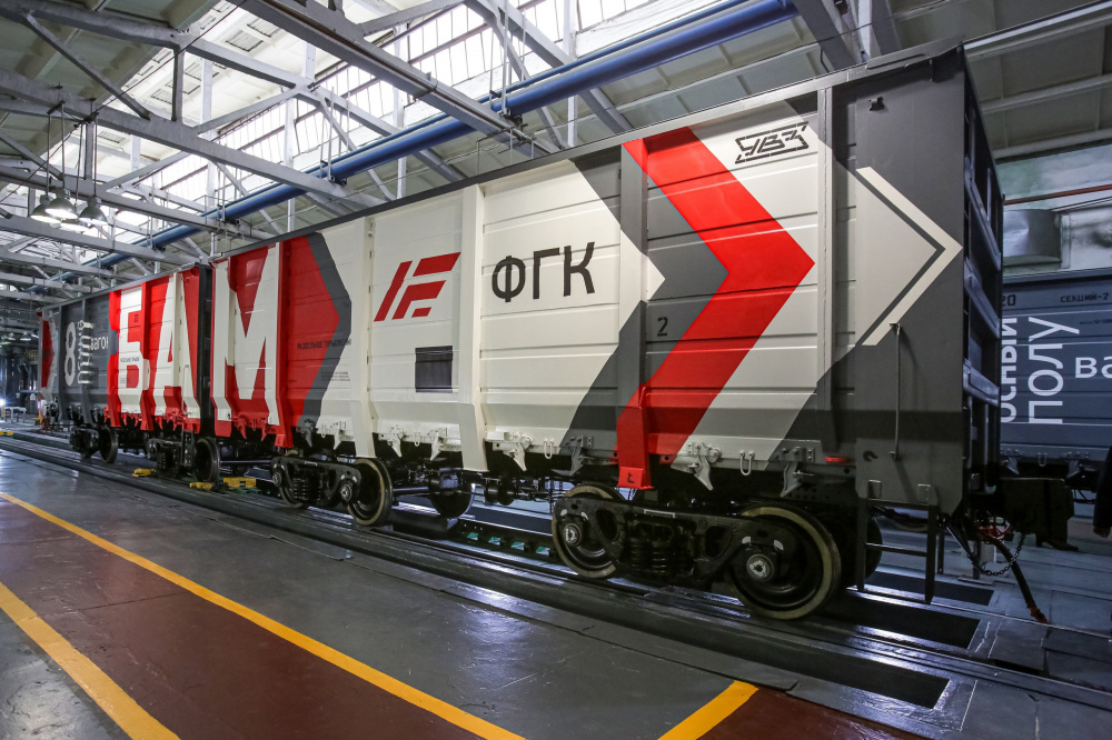 В Нижнем Тагиле создали полувагон нового поколения, который уже получил допуск к эксплуатации  | Созданный на Урале полувагон повысит пропускную способность железных дорог России