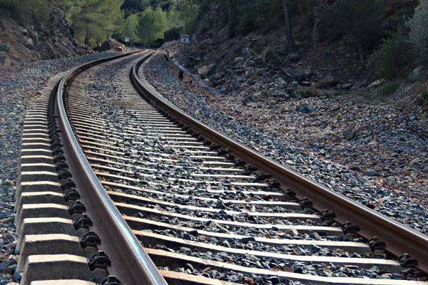 В Нижнем Тагиле поезд совершил экстренное торможение из-за шпалы на рельсах | На Урале поезду пришлось экстренно тормозить из-за детей, которые положили шпалу