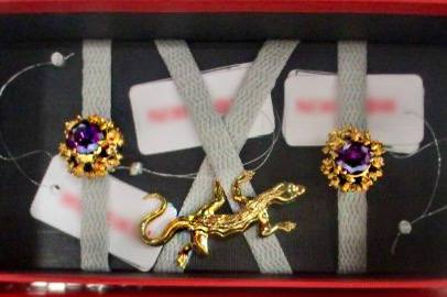 В Свердловской области таможенники обнаружили 93 незадекларированных изделия из уральских самоцветов | Женщина пыталась вывезти в Бангкок незадекларированные изделия из уральских самоцветов В Свердловской области таможенники обнаружили 93 незадекларированных изделия из уральских самоцветов | Женщина пыталась вывезти в Бангкок незадекларированные изделия из уральских самоцветов