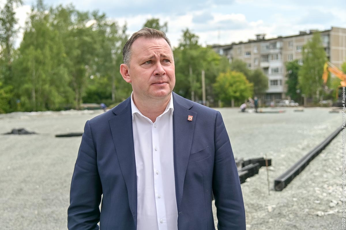 Глава города проверил ход строительства спортивной площадки в школе № 10