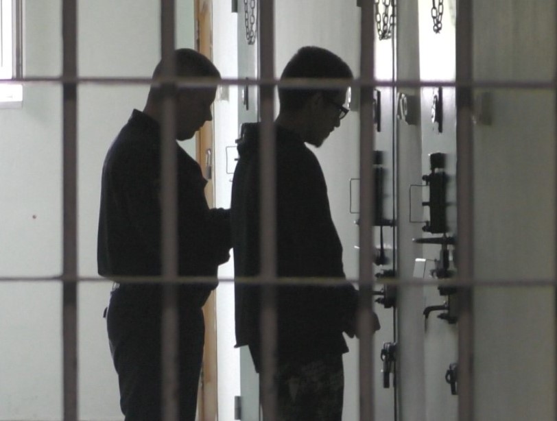 В Нижнем Тагиле задержали молодого человека, который работал на мошенников и обманывал пенсионерок на сотни тысяч | Мошенник в Нижнем Тагиле похитил у пенсионерок более 800 тыс. рублей — его задержали