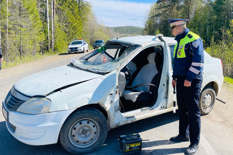Объезжала ямы. Под Нижним Тагилом в ДТП пострадали два человека, в том числе 15-летний пассажир | В Свердловской области в ДТП пострадали мать и её 15-летний сын