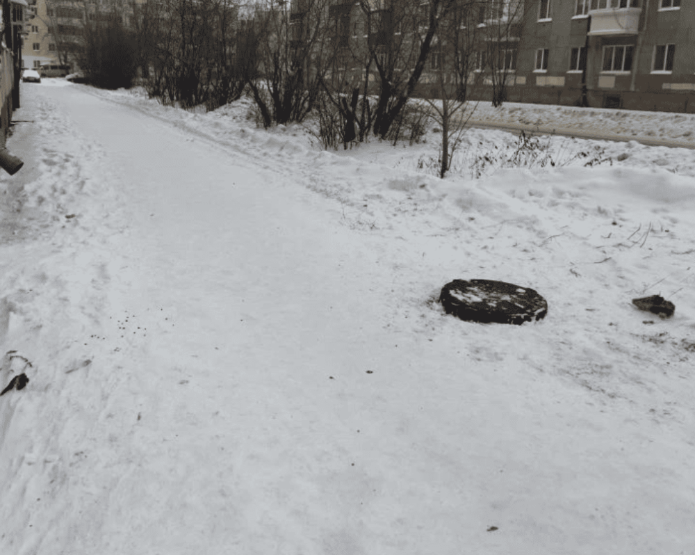 Инцидент в Нижнем Тагиле: школьница провалилась в люк на улице Орджоникидзе | Школьница провалилась в люк в Нижнем Тагиле