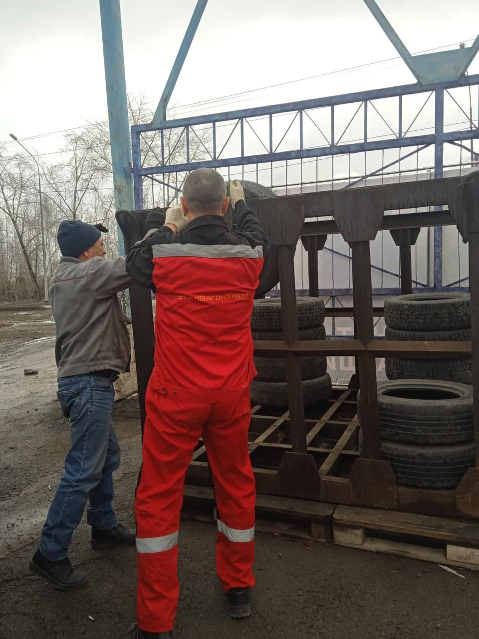 Более 250 шин за выходные сдали тагильчане в пункты приема | Тагильчане активно участвуют в акции по сдаче отработанных шин на переработку