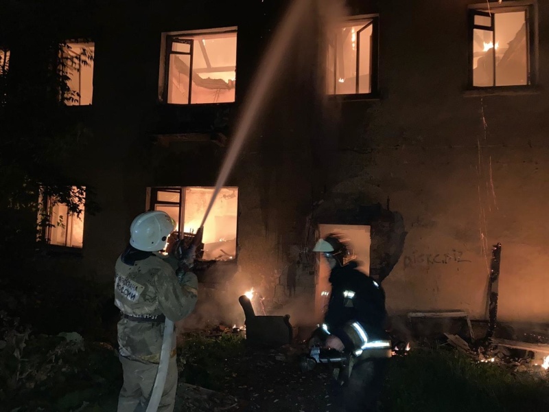 В Нижнем Тагиле сгорело заброшенное здание