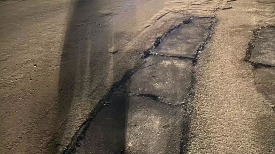 Дорожники провели зимний ремонт асфальта на плотине Тагила