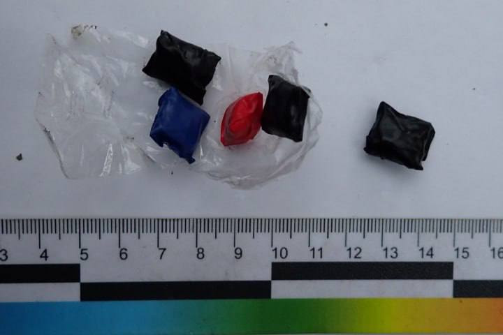 В Нижнем Тагиле задержали подозреваемую в незаконном обороте наркотиков | На Урале полицейские изъяли у женщины пять свертков с наркотиками