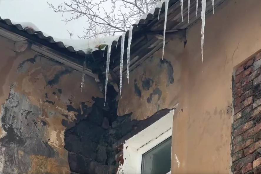 Огромные дыры в крыше: глава СК России Бастрыкин обратил внимание на тагильчан, живущих в ненадлежащих условиях | На Урале жители двухэтажки страдают от ужасного состояния дома Огромные дыры в крыше: глава СК России Бастрыкин обратил внимание на тагильчан, живущих в ненадлежащих условиях | На Урале жители двухэтажки страдают от ужасного состояния дома