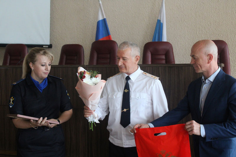 Начальник МУ МВД России «Нижнетагильское» и Общественный совет поблагодарили следователей за службу