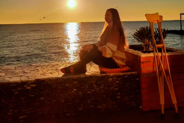 Костыли, гормоны и сумасшедшая любовь к жизни. Как инвалид из Нижнего Тагила уехала жить к морю