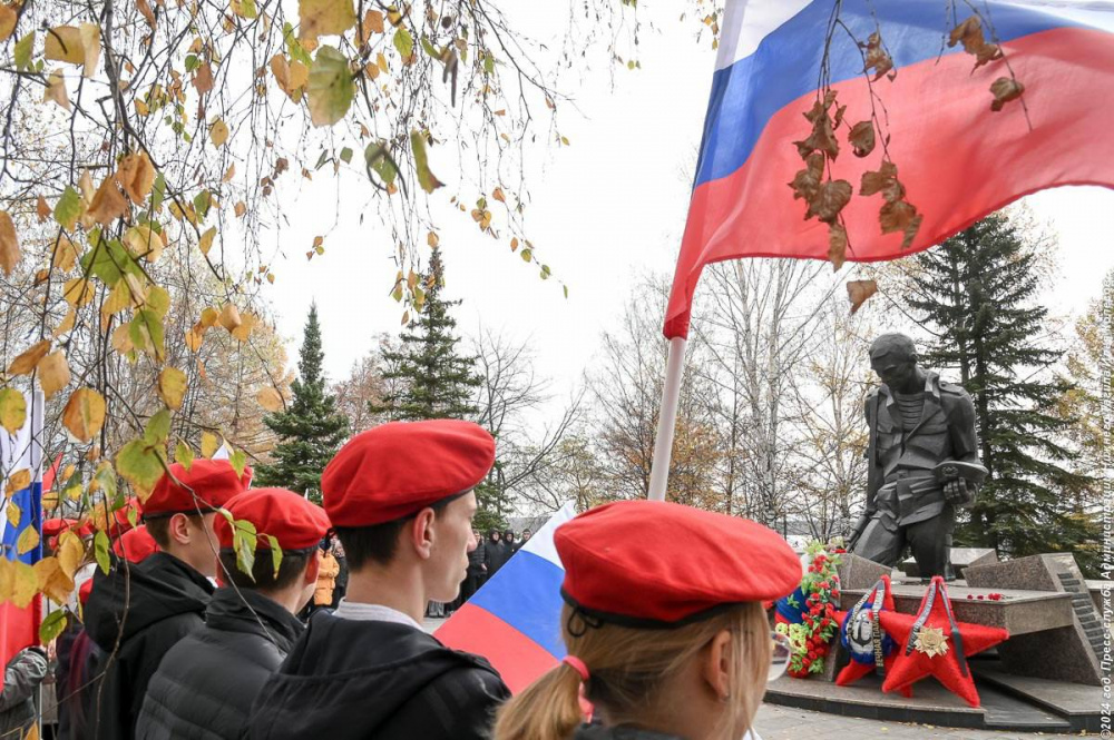 В Нижнем Тагиле прошло мероприятие, посвященное юбилею со дня создания памятника воинам-тагильчанам  | На Урале памятнику «Брод в неизвестность» исполнилось 25 лет