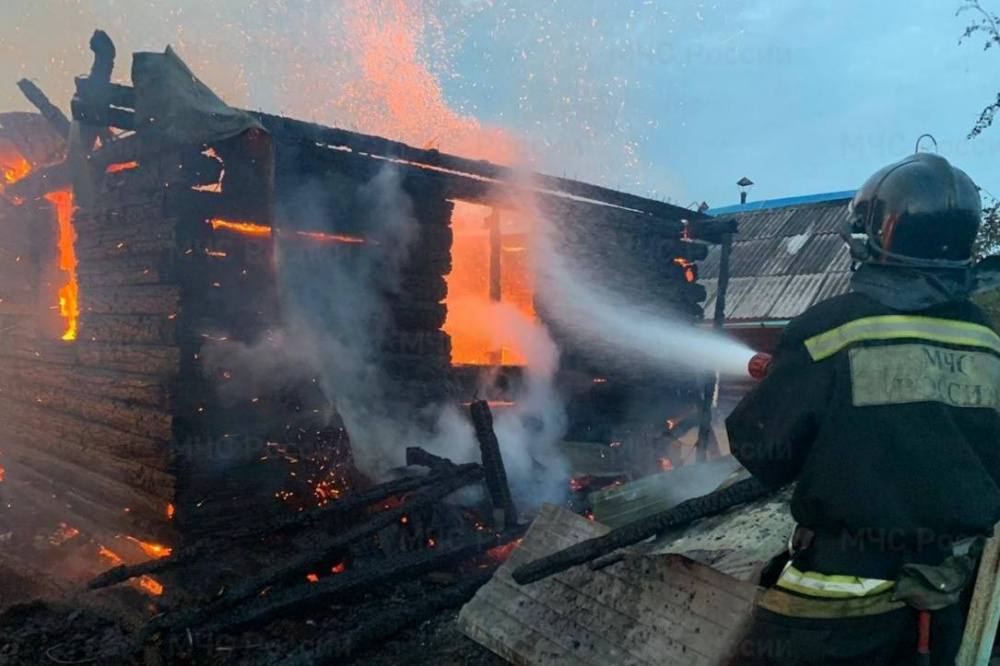 В Нижнем Тагиле за пять минут сгорело кафе на улице Красная | На Урале огонь в считанные минуты уничтожил здание кафе