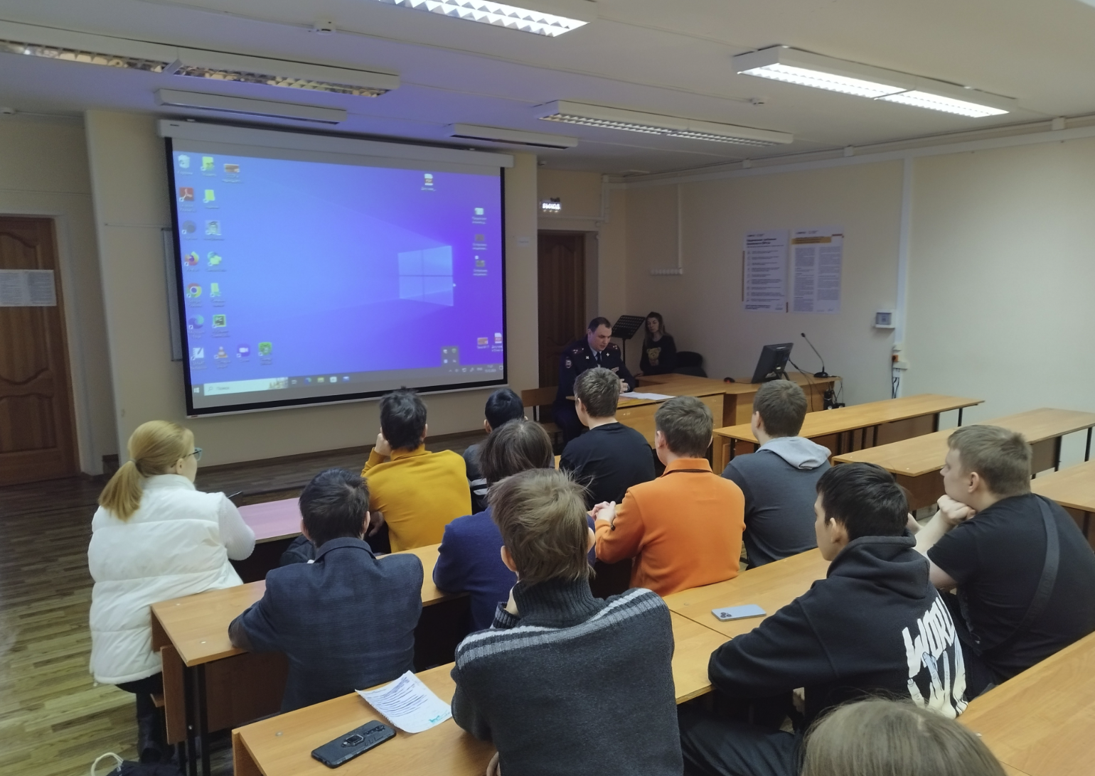 Сотрудники полиции Нижнего Тагила обсудили со студентами вопросы противодействия мошенничеству