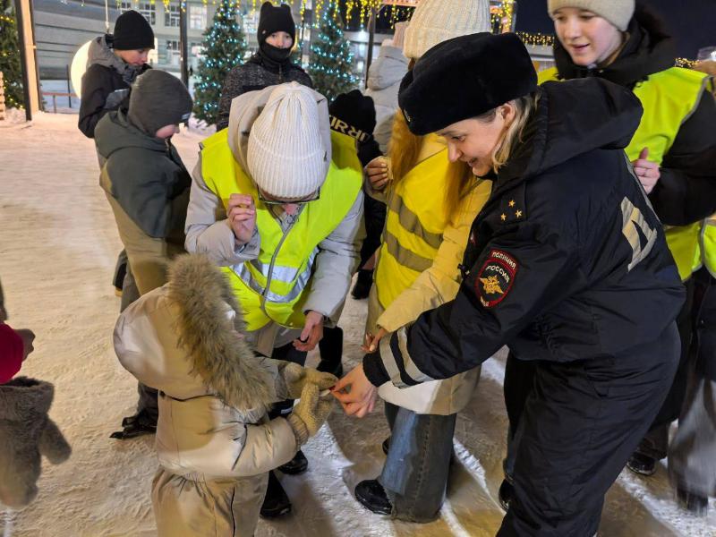 На Урале ГАИ проводит акции по популяризации световозвращающих элементов | Свердловские сотрудники ГАИ рассказали детям о необходимости световозвращающих элементов
