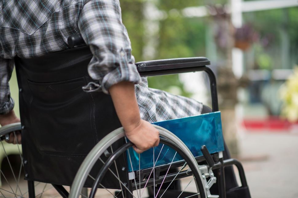 В больнице Нижнего Тагила выявили нарушение прав маломобильных граждан | На Урале устраняют нарушения прав маломобильных граждан в больнице