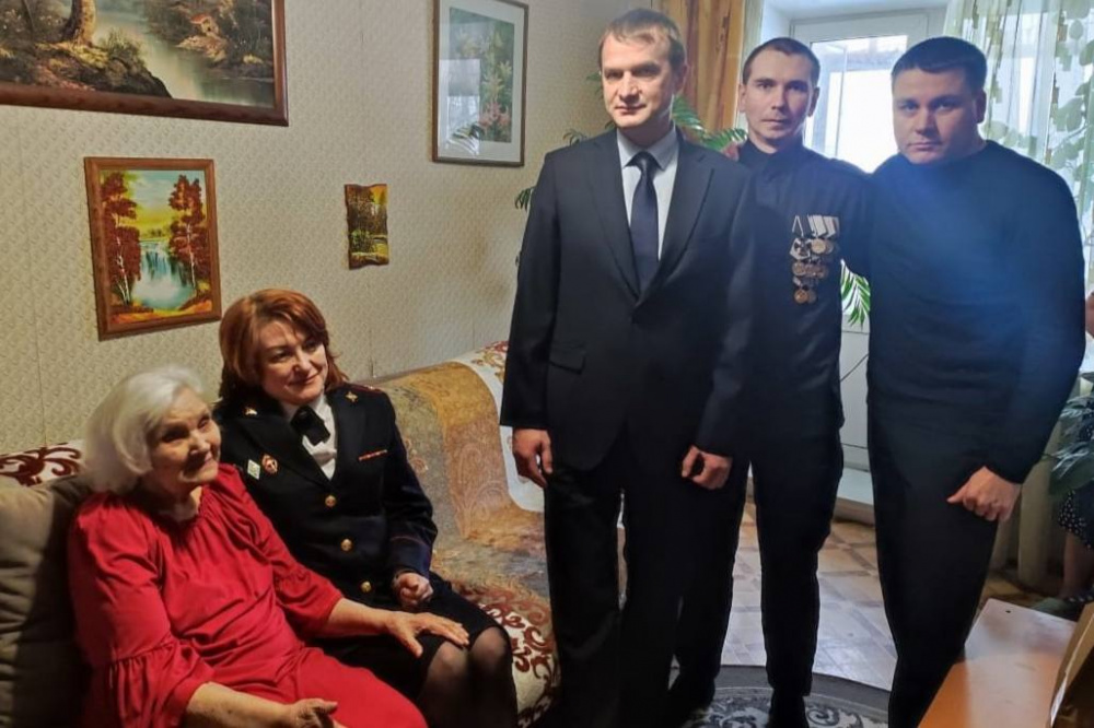 В Нижнем Тагиле поздравили единственную в городе участницу Сталинградской битвы | На Урале встретились ветеран Великой Отечественной войны и участник СВО