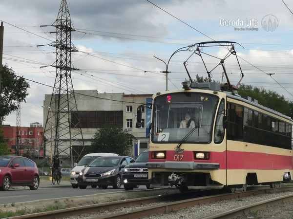 Водитель трамвая выручил грузовик на путях в Нижнем Тагиле | Водитель трамвая выручил грузовик на путях в Нижнем Тагиле
