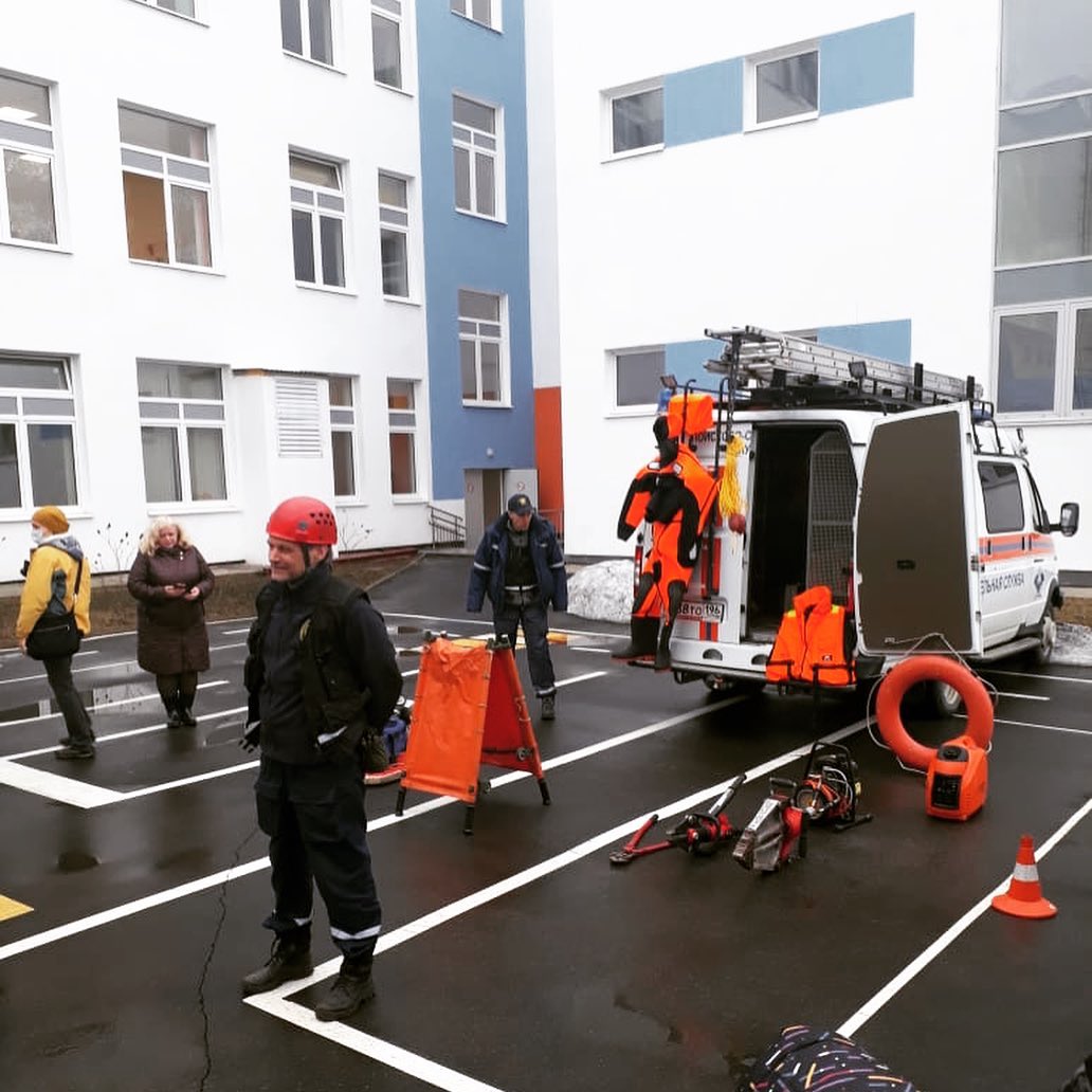 Учащимся школы №100 спасатели рассказали как вести себя при ЧС и показали оборудование