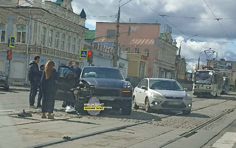 В Нижнем Тагиле ДТП на перекрестке Красноармейская — Ленина парализовало трамваи | В Нижнем Тагиле ДТП на Красноармейской остановило движение трамваев