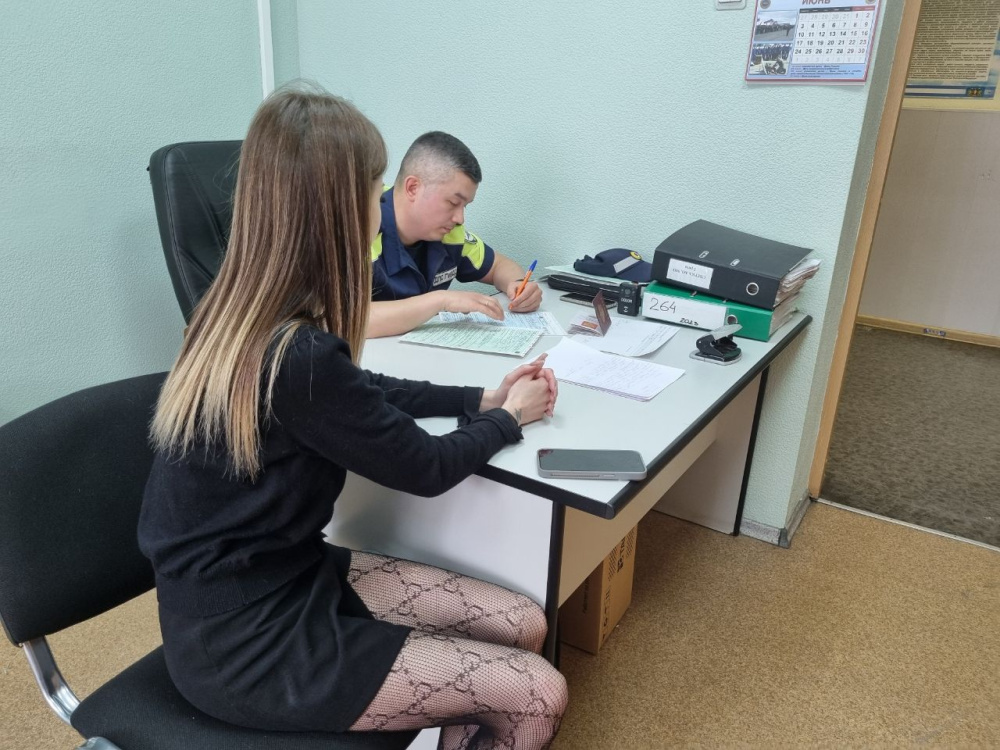 На Урале глава Госавтоинспекции провел профилактическую беседу с юной блогершей | На Урале глава Госавтоинспекции провел профилактическую беседу с юной блогершей